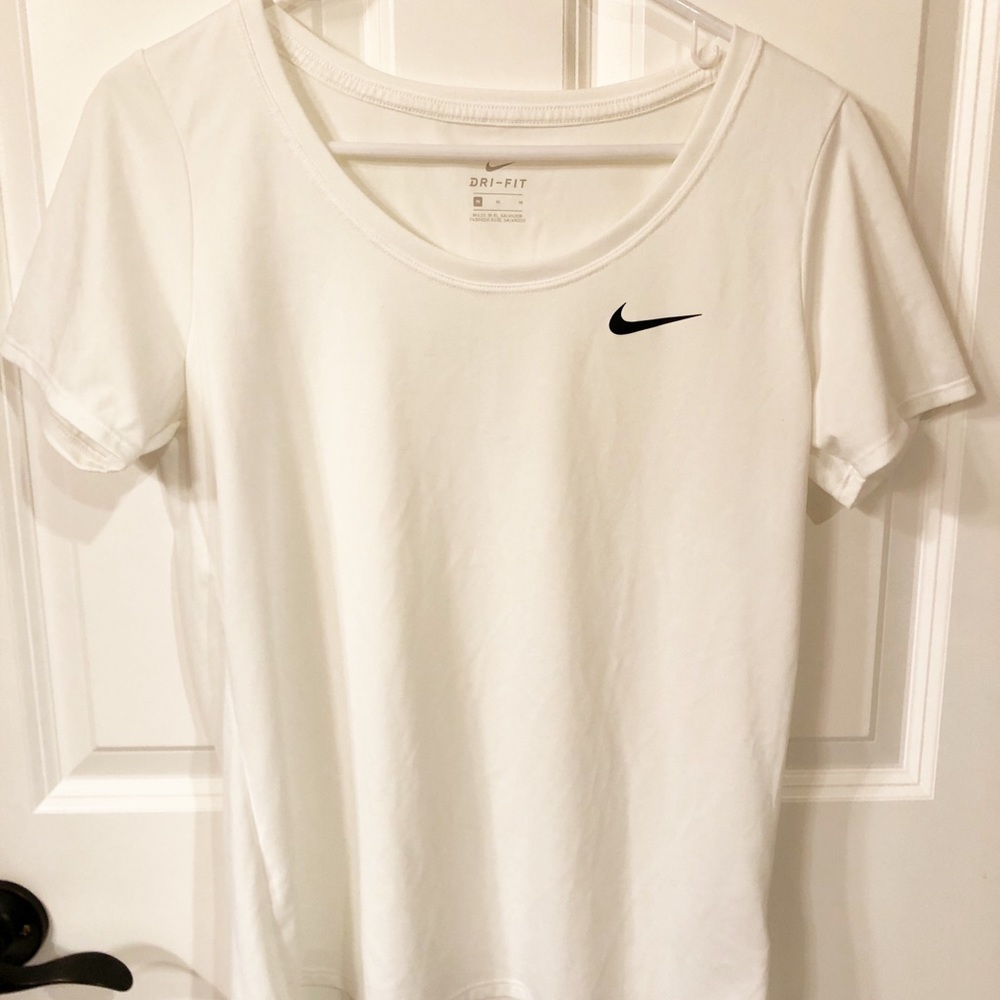 Nike scoop neck T-shirt (size M)